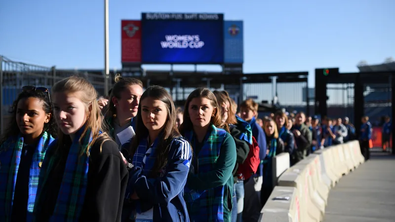 WM-Organisatoren versprechen bessere Warteschlangen für Schottland Menschenmenge vor dem Boston Stadium in Foxborough, Massachusetts, mit langen Warteschlangen an Sicherheitskontrollen und Bahnhöfen.