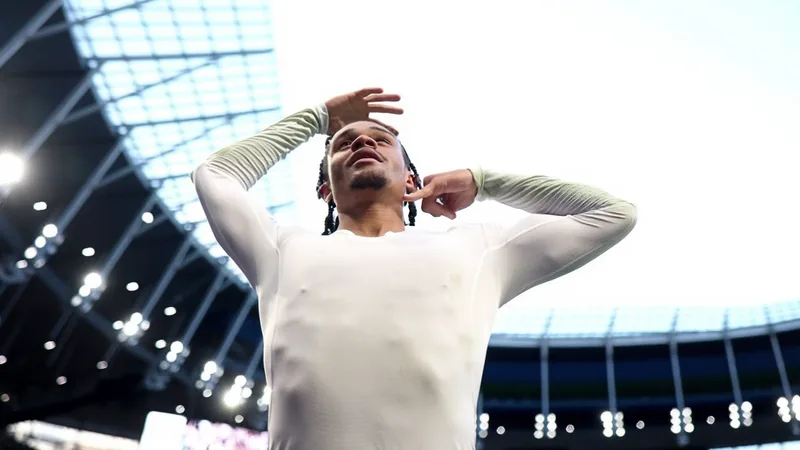Xavi Simons im Gespräch mit einem Reporter, im Hintergrund das Trainingsgelände von RB Leipzig — latest news and analysis.