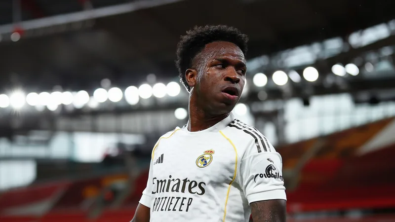 Arsenal erwägt Transfer von Vinicius Junior — Football World Cup News Vinicius Junior im Trikot von Real Madrid beim Dribbling gegen einen Gegenspieler im Estadio Santiago Bernabéu — latest news and analysis.