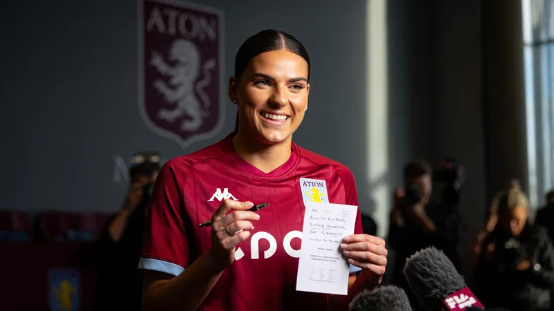 Aston Villa verpflichtet Norwegerin Kielland — Football World Cup News Justine Kielland im Trikot von Aston Villa bei der Vertragsunterzeichnung im Vereinsstadion in Birmingham — latest news and analysis.