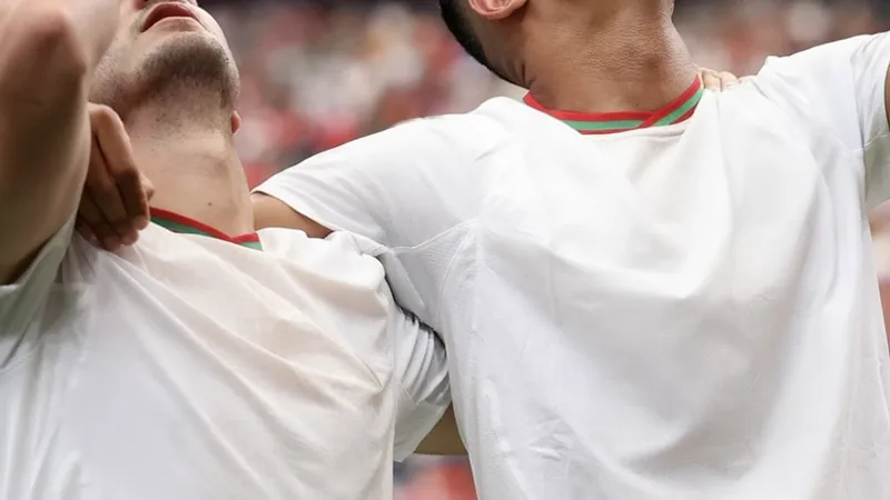 Brahim Díaz und Azzedine Ounahi: Marokkos Glanzlichter — Football Brahim Díaz im AC-Mailand-Trikot und Azzedine Ounahi im marokkanischen Nationaltrikot jubeln gemeinsam auf einem Fußballfeld.