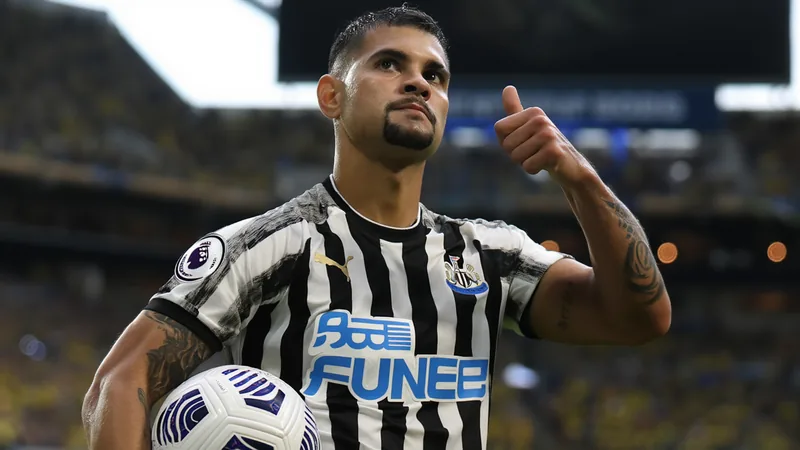 Bruno Guimaraes im Trikot von Newcastle United auf dem Spielfeld, im Hintergrund das Emirates Stadium in London — latest news and analysis.