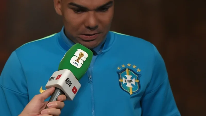 Casemiro: „Wir haben alle Brasilianer enttäuscht“ — Football World Casemiro im Trikot Brasiliens sitzt niedergeschlagen auf dem Rasen, im Hintergrund die enttäuschten Teamkollegen. — latest news and analysis.