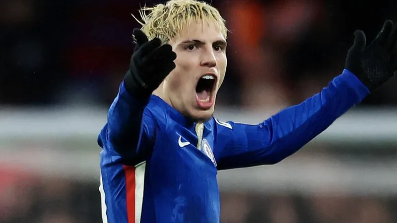 Chelsea bewertet Garnacho mit unterschiedlichen Ablösesummen Alejandro Garnacho im Chelsea-Trikot läuft mit dem Ball am Fuß an einem Gegenspieler vorbei, im Hintergrund das volle Stadion bei Flutlicht.