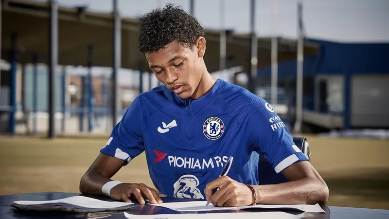 Chelsea-Talent Mahdi Nicoll-Jazuli unterschreibt Fördervertrag Ein junger Fußballspieler im Chelsea-Trikot lächelt auf dem Spielfeld der Stamford Bridge, im Hintergrund die Tribünen. — latest news and analysis.