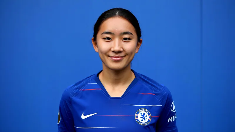 Manaka Matsukubo im Trikot von North Carolina Courage mit einem Fußball auf dem Rasen, im Hintergrund das Stadion — latest news and analysis.