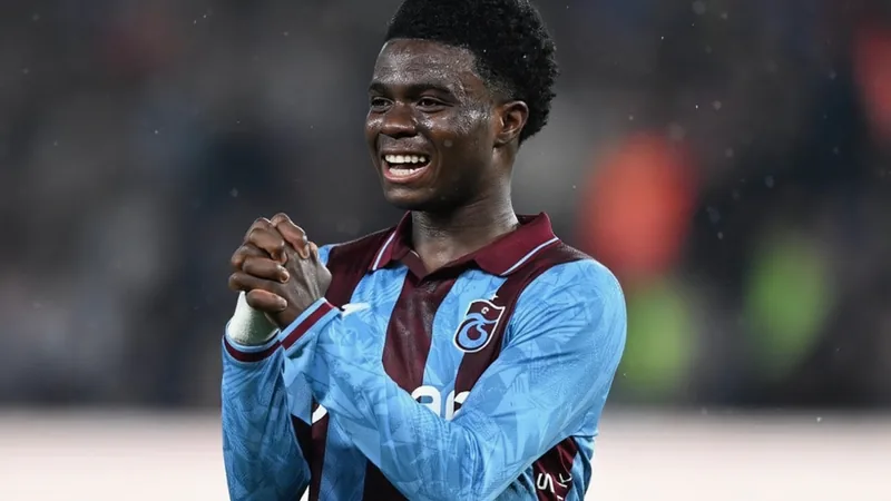 Christ Inao Oulaï vor Wechsel: Trabzonspor fordert 25 Millionen Euro Christ Inao Oulaï im Trikot von Trabzonspor während eines Süper-Lig-Spiels im Stadion Şenol Güneş Spor Kompleksi in Trabzon.