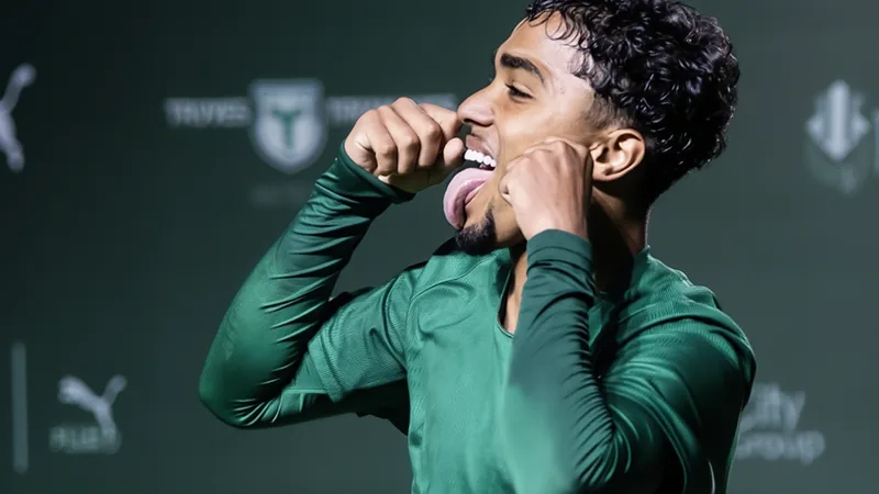 City-Group-Klub Troyes zeigt Interesse an brasilianischem Talent Ein junger brasilianischer Fußballspieler im Trikot von Palmeiras São Paulo läuft mit dem Ball über den Rasen, im Hintergrund die Stadionkulisse.