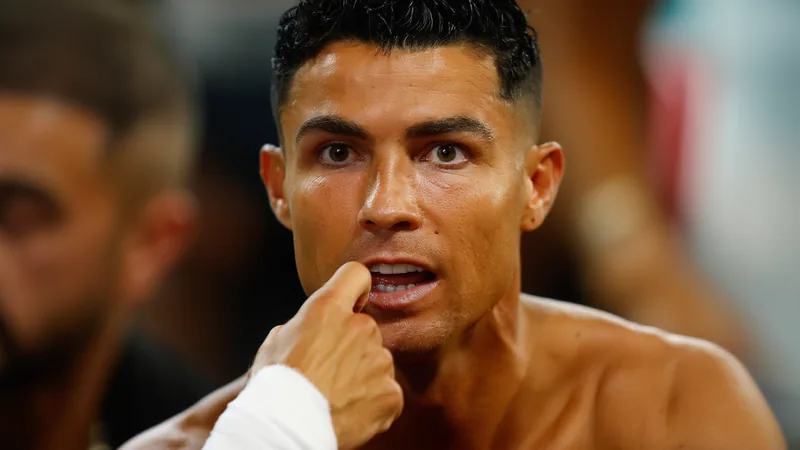 Cristiano Ronaldo: „Ich leide mehr, wenn ich nicht in der Startelf Cristiano Ronaldo im Trikot von Al-Nassr, der konzentriert auf dem Spielfeld steht, im Hintergrund das Stadionlicht. — latest news and analysis.