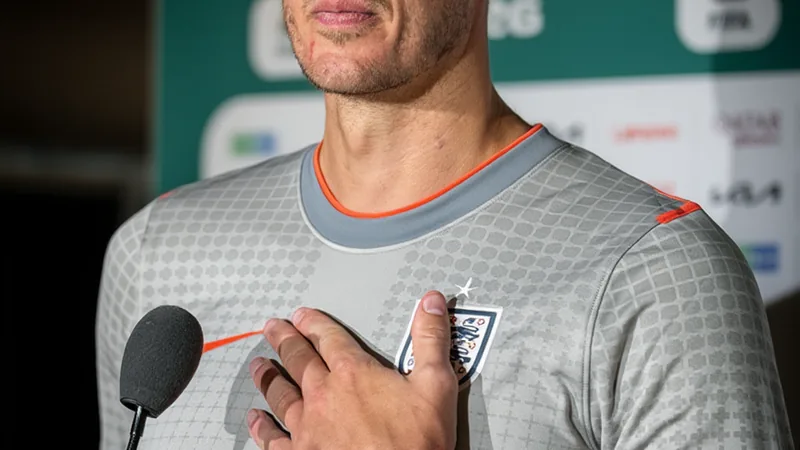 Dan Burn bestätigt: Henderson verletzte sich bei Jubel über Jordan Henderson springt über Werbebanden im Aztekenstadion in Mexiko-Stadt, während englische Fans jubeln — latest news and analysis.