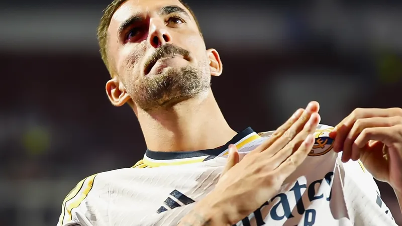 Dani Ceballos im Trikot von Real Madrid während eines Spiels im Estadio Santiago Bernabéu, mit konzentriertem Blick auf den Ball.