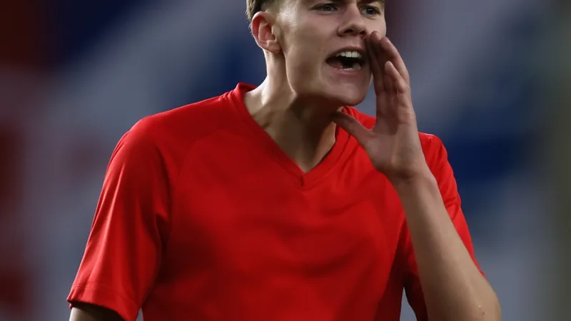 Deportivo La Coruña einigt sich mit Bayern über Jonathan Asp Jensen Ein junger Fußballspieler im Trikot des FC Bayern München lächelt auf dem Spielfeld, im Hintergrund das Stadion. — latest news and analysis.