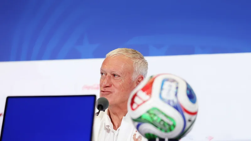 Deschamps fordert 100% Effizienz gegen Marokko — Football World Cup Didier Deschamps in Trainingskleidung auf einer Pressekonferenz vor dem WM-Viertelfinale gegen Marokko, mit ernstem Gesichtsausdruck und Mikrofon vor