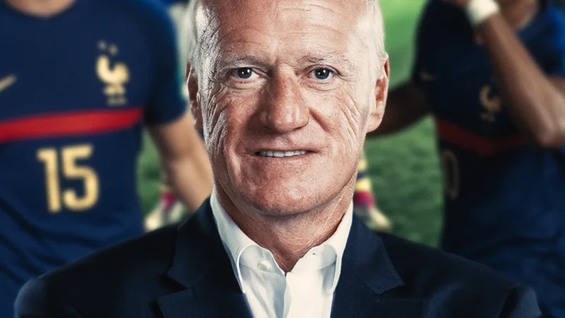 Didier Deschamps: Rekordtrainer der WM-Geschichte — Football World Didier Deschamps in Trainermontur an der Seitenlinie, jubelnd mit erhobenen Armen, im Hintergrund das Stade de France bei Nacht.