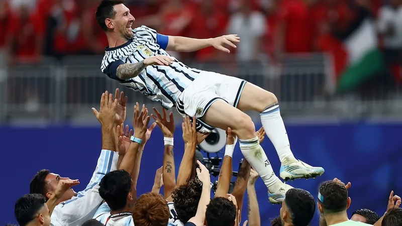 WM zwischen Emotionen und politischem Eklat — Football World Cup News Fußballfans jubeln im Stadion, während auf einer Leinwand Lionel Messi zu sehen ist, im Hintergrund ein Schatten von Donald Trump