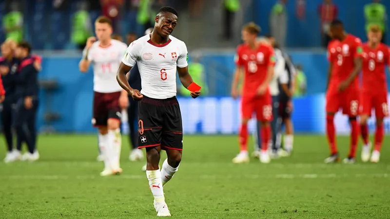 Breel Embolo verlässt unter Tränen den Rasen im Arrowhead Stadium in Kansas City, getröstet von Schweizer Teamkollegen, nachdem er die Gelb-Rote