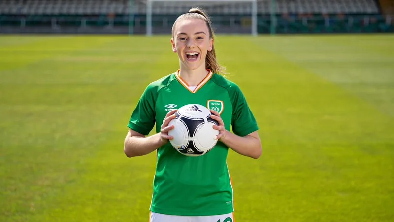 Emily Murphy vor Wechsel zu Brighton — Football World Cup News Emily Murphy im grünen Trikot der irischen Nationalmannschaft jubelt mit erhobenen Armen nach einem Tor, im Hintergrund das Stadionpublikum.