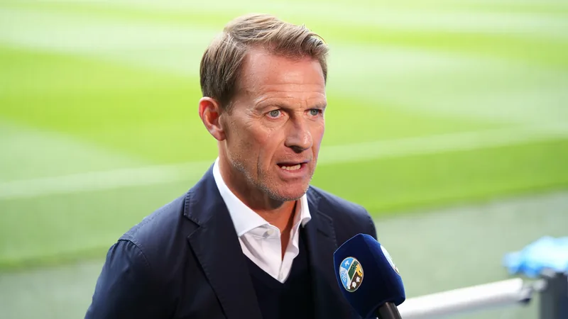 England-Assistent Barry vor Viertelfinale gegen Norwegen — Football Anthony Barry im Trainingsanzug auf dem Spielfeld, im Hintergrund das englische Team beim Aufwärmen vor einem wichtigen Spiel.