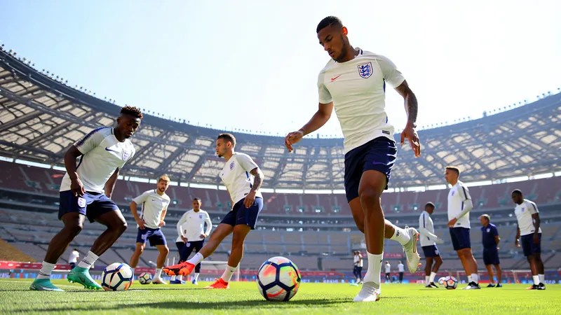 Englands Taktik gegen Mexiko: Tuchels Plan im Achtelfinale — Football Thomas Tuchel gestikuliert an der Seitenlinie im Aztekenstadion in Mexiko-Stadt, im Hintergrund die mexikanische Flagge und jubelnde Fans.