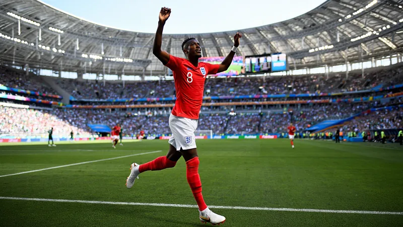 Englands Spielerbewertungen: Bellingham liefert ikonische Leistung Jude Bellingham im englischen Trikot jubelt nach einem Tor im Aztekenstadion von Mexiko-Stadt, umgeben von mexikanischen und englischen Spielern.