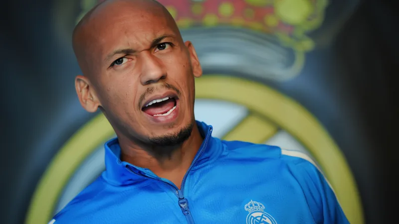 Fabinho über Real Madrid: „Der beste Klub der Welt“ — Football World Fabinho im Trikot von Al-Ittihad vor einem Fußballspiel im Stadion, mit nachdenklichem Blick und verschränkten Armen. — latest news and analysis.
