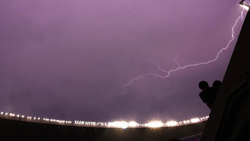 FIFA erwägt Vorverlegung von Mexiko gegen England wegen Unwetter Fußballspielerinnen von Mexiko und England auf dem Rasen, im Hintergrund dunkle Wolken und Regen über dem Stadion — latest news and analysis.