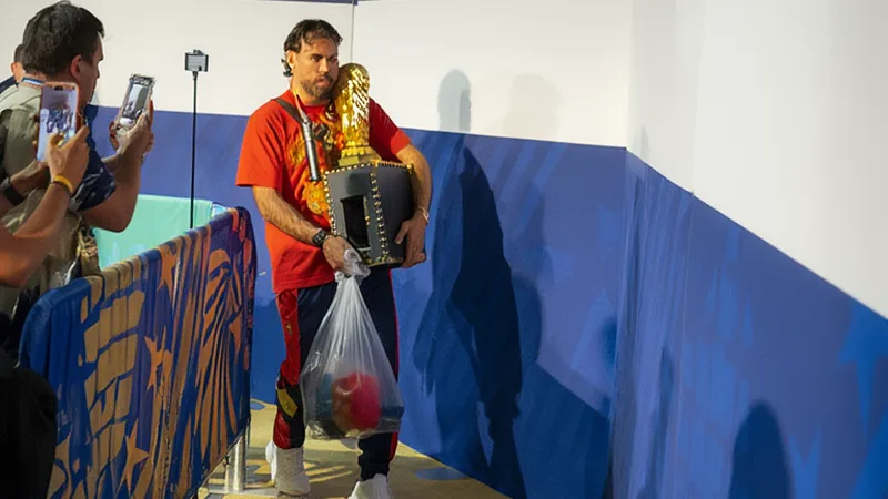 Fifa zeichnet spanische Spieler mit Lego-Trophäen aus — Football Spanische Nationalspieler halten Lego-Trophäen in den Händen, die sie von der Fifa erhalten haben, vor einem Hintergrund mit Fußballmotiven.