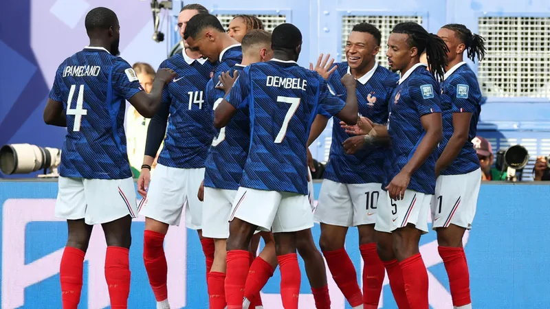 Französische Nationalspieler jubeln nach einem Tor im WM-Spiel, mit Kylian Mbappé im Vordergrund und Fans im Stadion. — latest news and analysis.