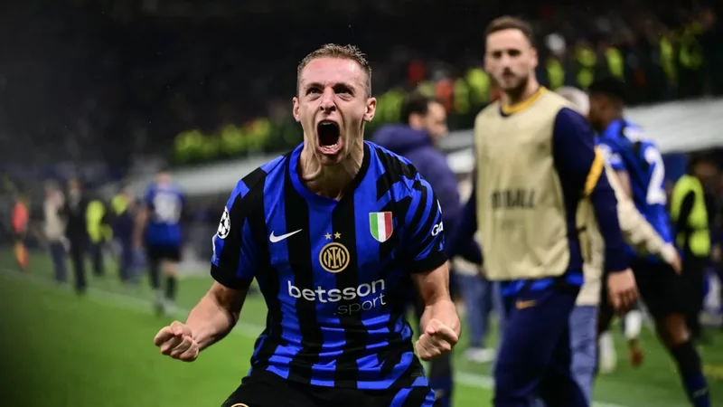 Davide Frattesi im Inter-Trikot auf dem Spielfeld, im Hintergrund das Giuseppe-Meazza-Stadion in Mailand. — latest news and analysis.