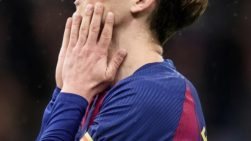 Frenkie de Jong erleidet Innenbandriss im Knie — Football World Cup Frenkie de Jong im Trikot des FC Barcelona, der sich nach einem Zweikampf am rechten Knie verletzt, mit schmerzverzerrtem Gesicht auf dem Rasen sitzt.