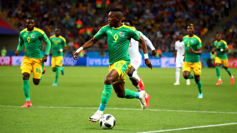 DR Kongo vs. England: Größer als Rumble in the Jungle? — Football Kongolesische Fußballspieler in gelben Trikots jubeln nach einem Tor im WM-Achtelfinale gegen England im Mercedes-Benz Stadium in Atlanta.