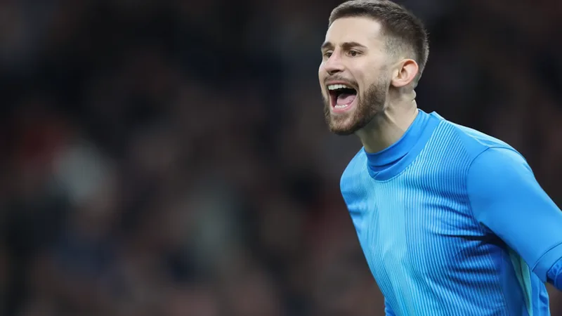 Guglielmo Vicario vor Abschied: Tottenhams Torwart nicht im Guglielmo Vicario im Tottenham-Trikot, der im Tor steht und konzentriert nach vorne blickt, im Hintergrund das Stadion von Tottenham Hotspur.