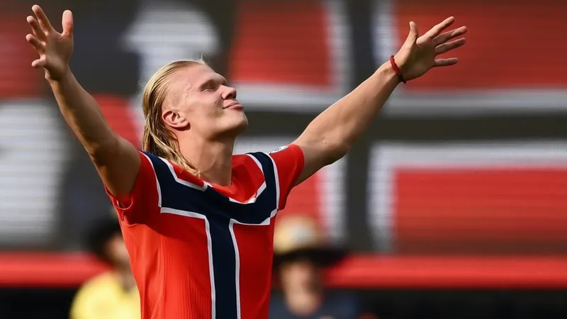 Fußballspielerinnen auf einem sonnigen Rasen im Hard Rock Stadium in Miami, mit Hitzeflimmern über dem Feld und Zuschauern im Hintergrund