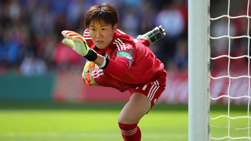 Japan-Torhüterin Okuma wechselt zu Aston Villa — Football World Cup Die japanische Torhüterin Akane Okuma im Trikot von Aston Villa, posierend vor dem Stadion in Birmingham mit einem Fußball in den Händen
