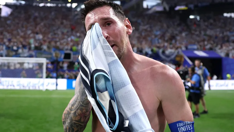 Kein Schmerz, kein Gewinn: England und Argentinien im Halbfinale Zwei Fußballspieler in den Trikots von England und Argentinien kämpfen um den Ball im Atlanta Stadium unter Flutlicht. — latest news and analysis.