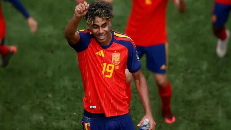 Lamine Yamal nach Viertelfinal-Sieg: „Ich bin so glücklich“ Lamine Yamal im spanischen Trikot nach dem Viertelfinalsieg gegen Deutschland, jubelnd mit erhobenen Armen im Stadion — latest news and analysis.