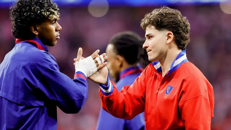 Lamine Yamal im Trikot des FC Barcelona auf dem Rasen des Camp Nou, mit ernstem Blick und den Armen ausgestreckt, als würde er Julián Álvarez