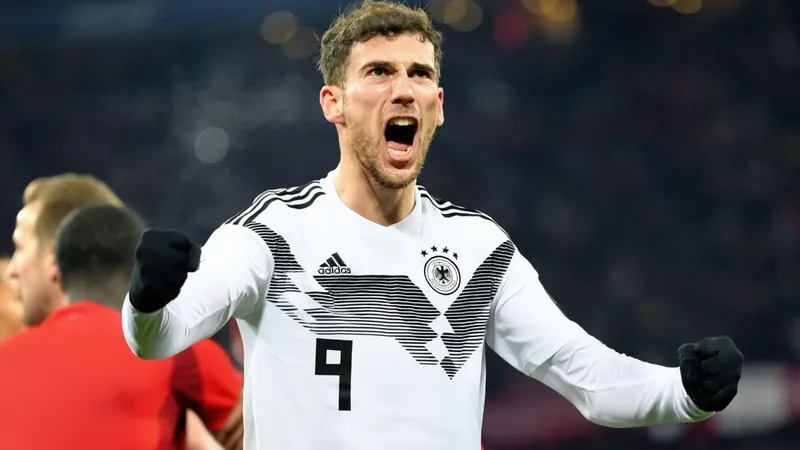 Leon Goretzka vor Entscheidung über Zukunft – Keine Gespräche mit Leon Goretzka im Trikot des FC Bayern München beim Jubel nach einem Tor in der Allianz Arena — latest news and analysis.