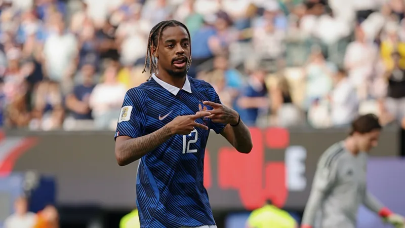 Bradley Barcola im Trikot von Paris Saint-Germain beim Dribbling auf dem Rasen des Prinzenparkstadions — latest news and analysis.