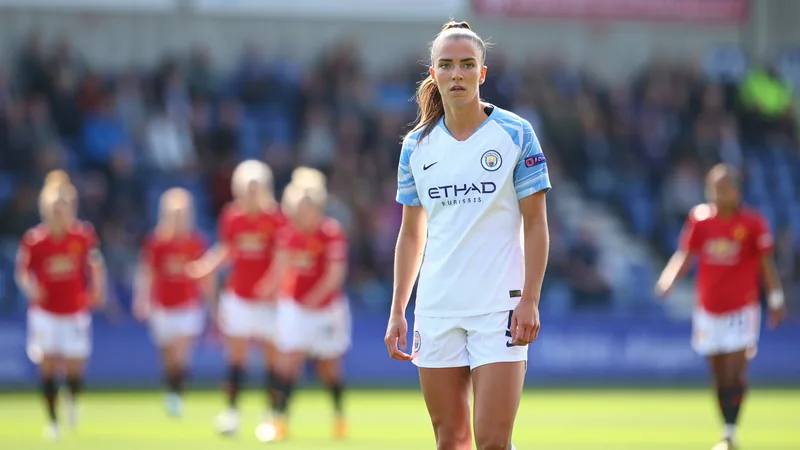London City eröffnet WSL-Saison gegen Man United — Football World Cup Alexia Putellas im Trikot von London City Lionesses vor dem Anpfiff im Stadion, mit Fans im Hintergrund und beleuchteten Flutlichtern.