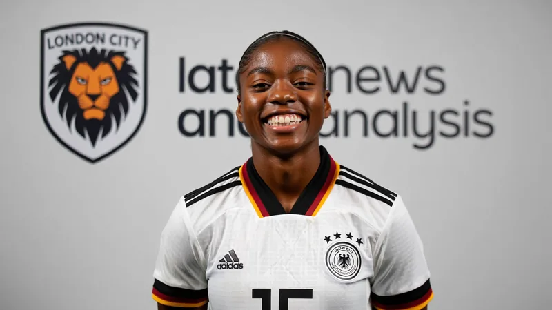 London City Lionesses verpflichten Nicole Anyomi — Football World Cup Nicole Anyomi in der roten Spielkleidung der deutschen Nationalmannschaft jubelt mit erhobenen Armen nach einem Tor im Stadion, im Hintergrund