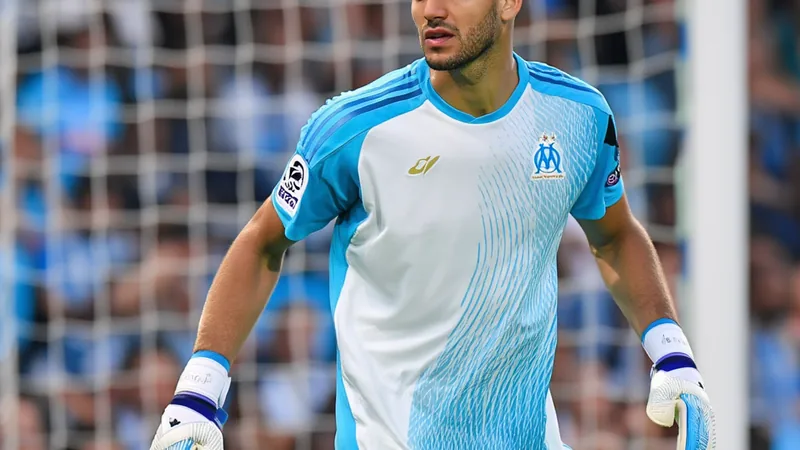Manchester City: Geronimo Rulli als neuer Ersatztorhüter — Football Geronimo Rulli im Torwarttrikot von Olympique Marseille, der konzentriert den Ball fängt, im Hintergrund das Stadion Stade Vélodrome.