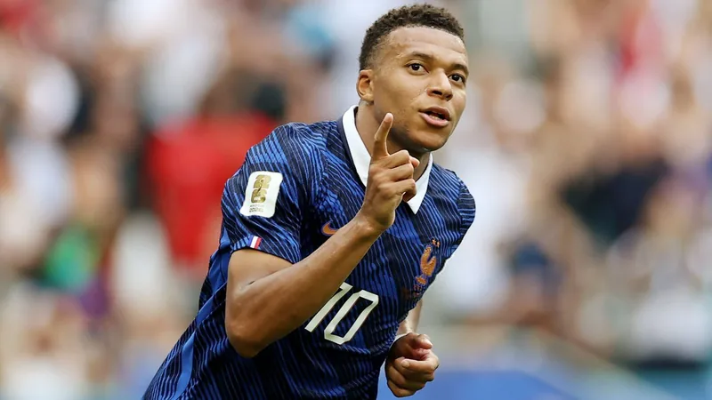 Mbappé: Lieber nicht Torschützenkönig, dafür im Finale — Football Kylian Mbappé im Trikot der französischen Nationalmannschaft, enttäuscht nach der Niederlage im WM-Finale 2022 gegen Argentinien