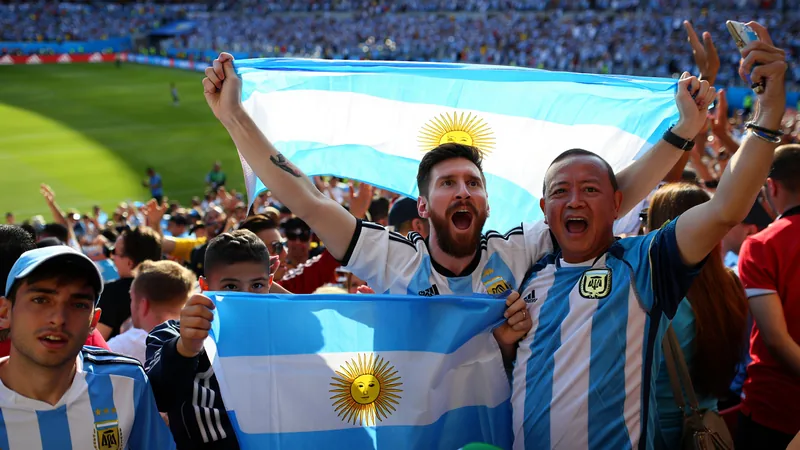 Ein großes Wandbild von Lionel Messi in Miami, umgeben von argentinischen Flaggen und jubelnden Fans in blau-weißen Trikots
