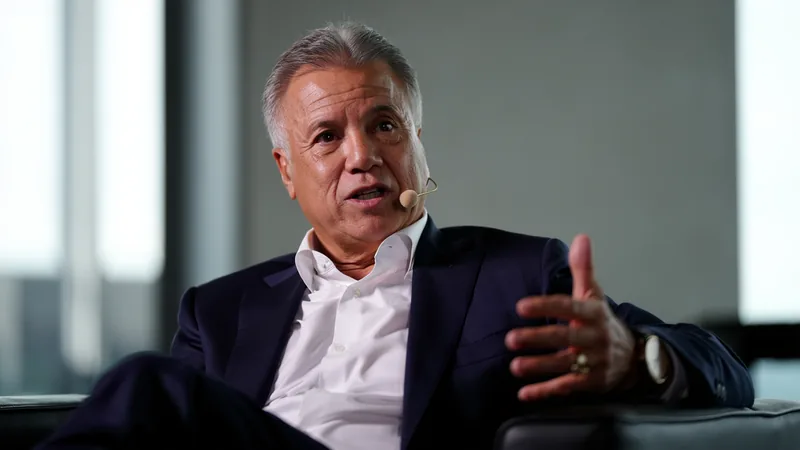Mexikos Trainer Aguirre: „Das ist ein Tritt in den Magen“ — Football Javier Aguirre, mexikanischer Nationaltrainer, gestikuliert während einer Pressekonferenz, im Hintergrund das mexikanische Wappen.