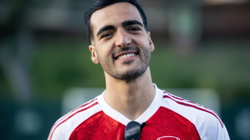 Mikel Merino betont Verbundenheit mit Arsenal — Football World Cup Mikel Merino im Arsenal-Trikot auf dem Spielfeld der Emirates Stadium in London, mit konzentriertem Blick und Ball am Fuß.