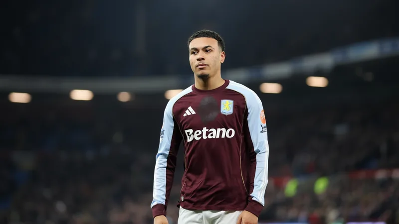Morgan Rogers über 130-Millionen-Bewertung: „Ich bin mir nicht Morgan Rogers im Trikot von Aston Villa lächelt während eines Interviews im Stadion, im Hintergrund das Spielfeld und jubelnde Fans.