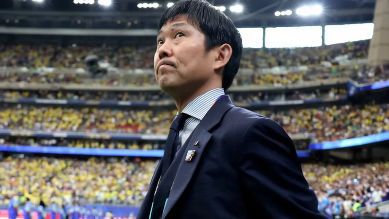 Moriyasu verlängert kurzzeitig, Oiwa übernimmt 2027 — Football World Hajime Moriyasu in Trainingskleidung an der Seitenlinie, im Hintergrund japanische Nationalspieler auf dem Rasen — latest news and analysis.