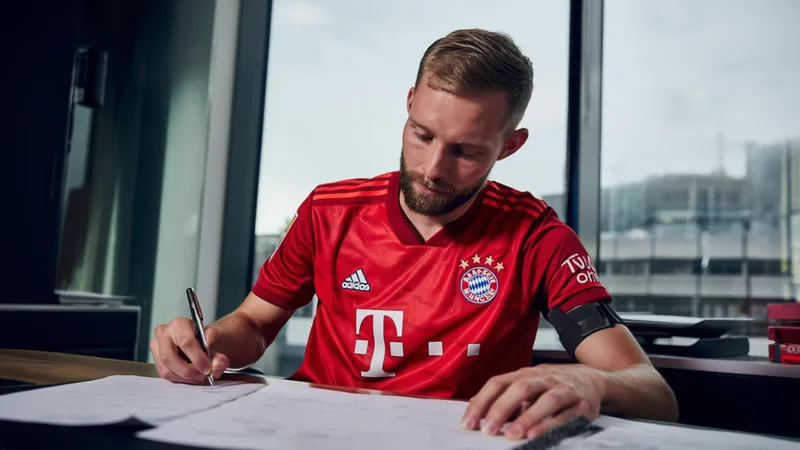 Konrad Laimer verlängert beim FC Bayern bis 2029 — Football World Cup Konrad Laimer im rot-weißen FC-Bayern-Trikot auf dem Rasen der Allianz Arena in München, jubelnd mit erhobenen Armen — latest news and analysis.