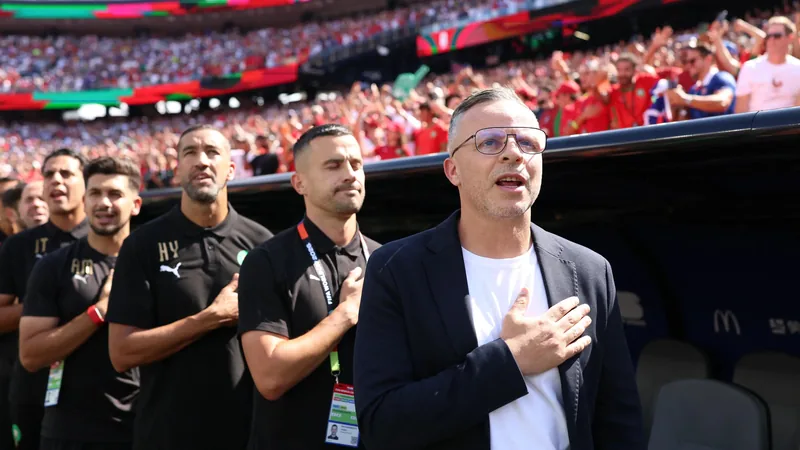 Ouahbi: Frankreich übermächtig, aber Marokko gibt nicht auf Marokkos Trainer Mohamed Ouahbi steht am Spielfeldrand, im Hintergrund die französische Mannschaft beim Jubel nach dem Tor.
